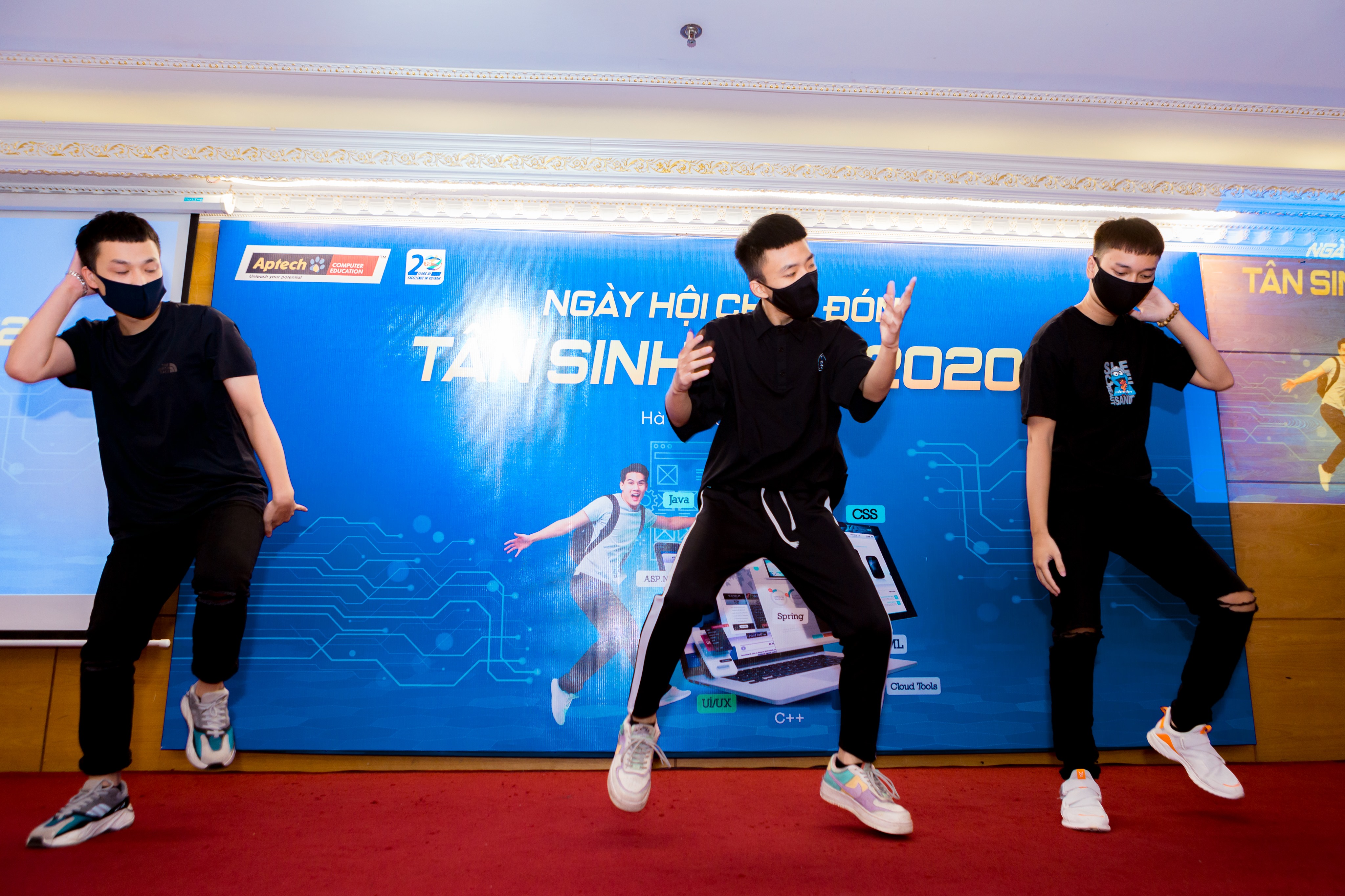 dong-phu-huynh-si-tu-nhap-hoc-som-de-chac-chan-nganh-hot-truong-xin-1