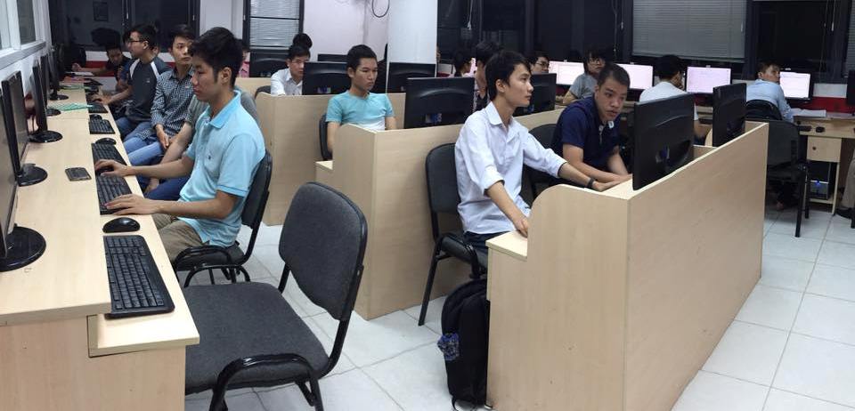 50-hoc-vien-dau-tien-cua-khoa-hoc-thuc-hanh-php-kiem-tien-mai-me-da-tot-nghiep-1