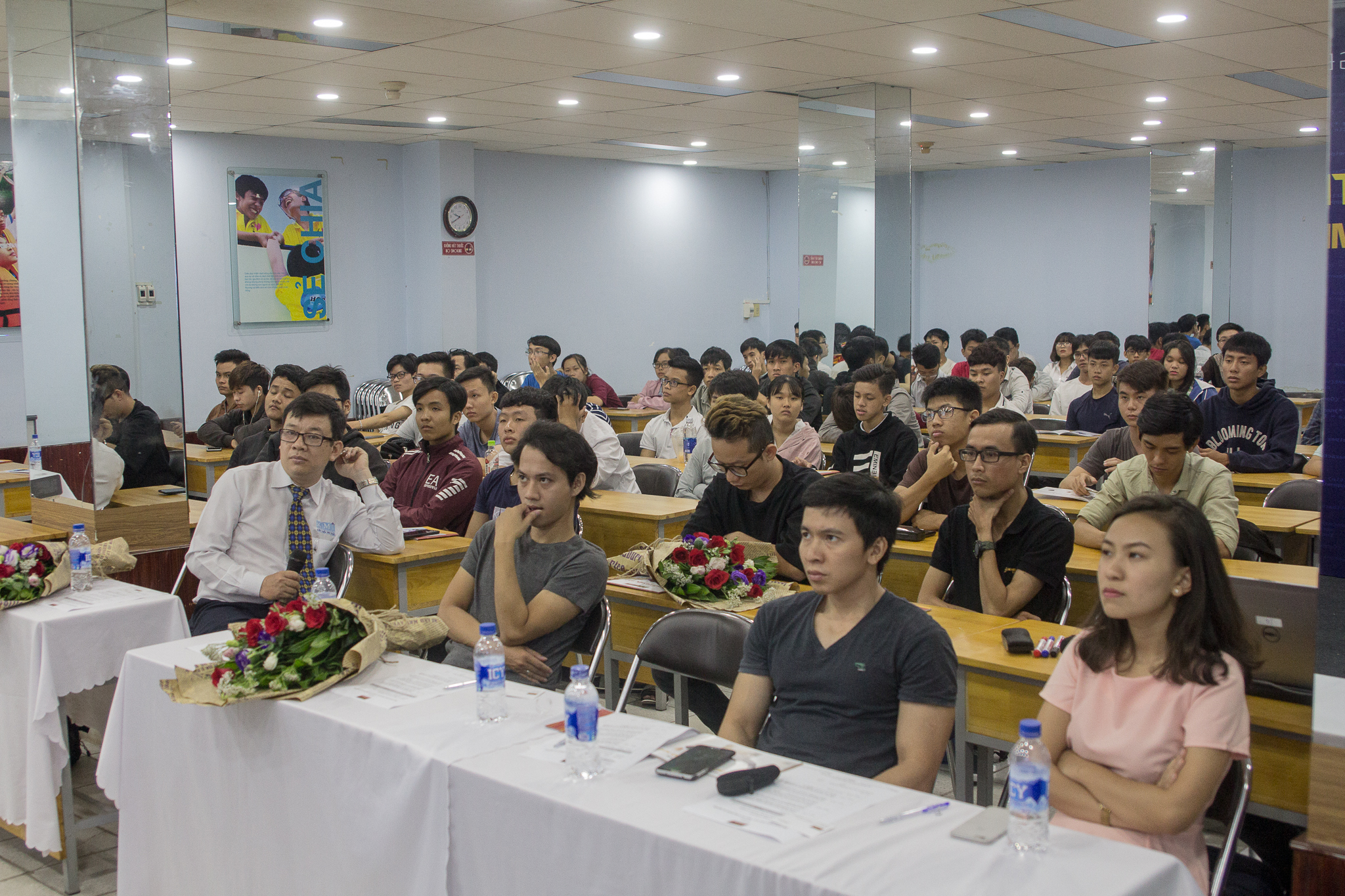 1_dong_dao_cac_ban_tre_quan_tam_den_nghe_lap_trinh_game_tai_vn