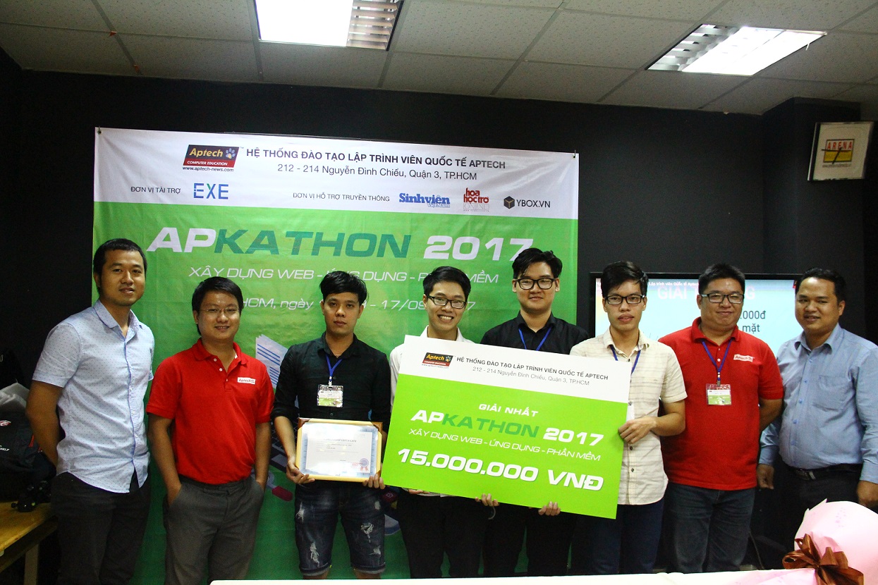 aptechites-ke-ve-nhung-no-luc-dang-sau-giai-thuong-quan-quan-apkathon-2017-1