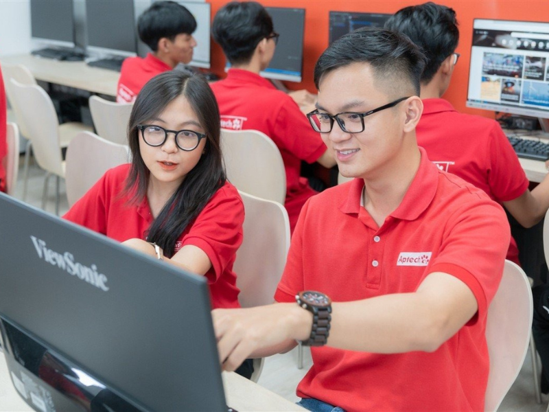 2 bạn chỉ vào màn hình máy tính