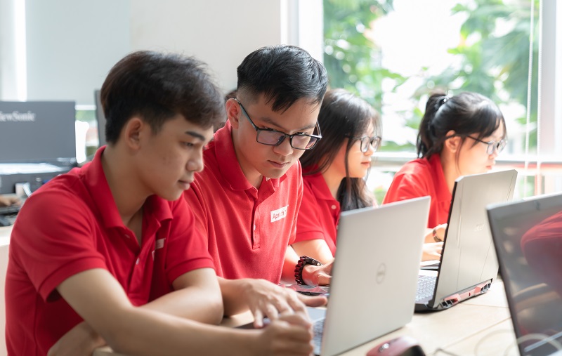 Học viên của Aptech đang học lập trình