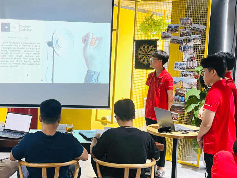 Học viên bảo vệ đồ án