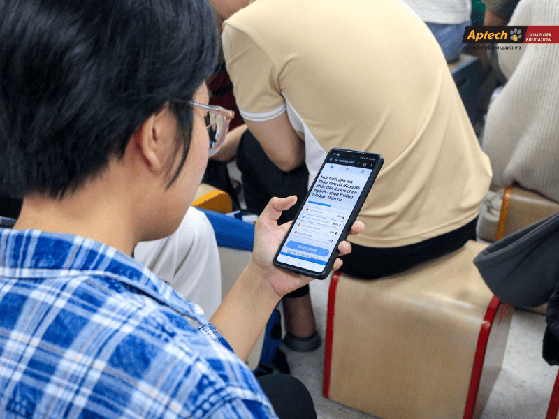 Người cầm điện thoại