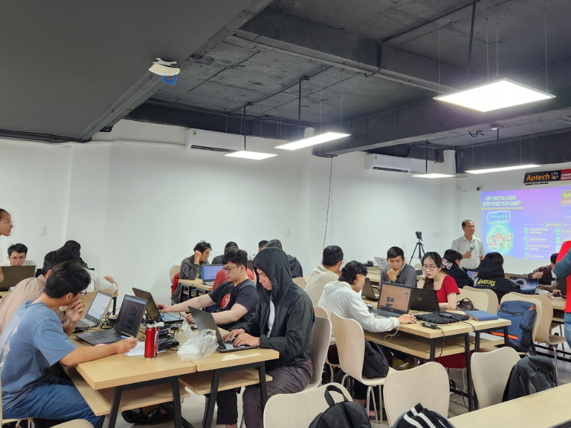 nhiều người đang nhìn vào màn hình máy tính để lập trình web
