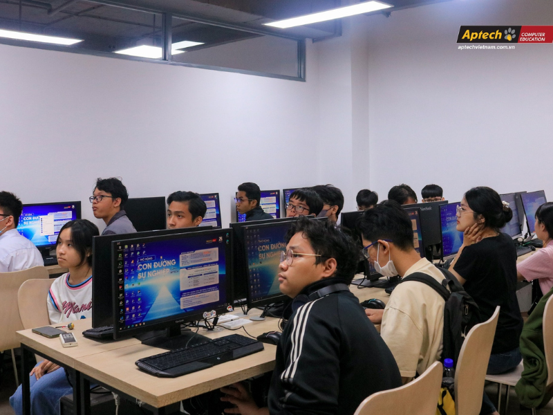 các bạn học sinh đang nhìn về một hướng
