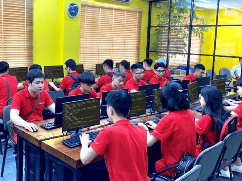 học viên ngồi trước màn hình máy tính