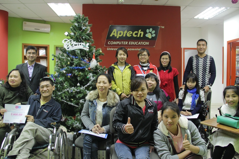aprotrain-aptech-trao-tang-hoc-bong-cho-trung-tam-song-doc-lap-ha-noi