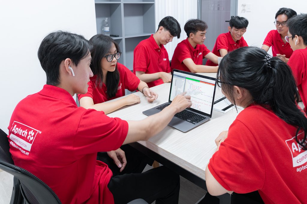 Học viên Aptech đang làm việc nhóm