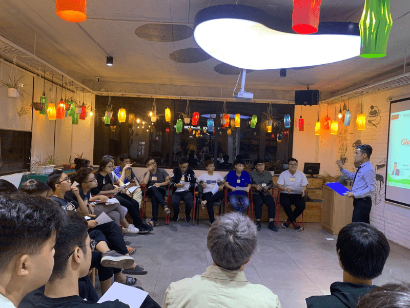 Nhiều người ngồi thành vòng tròn