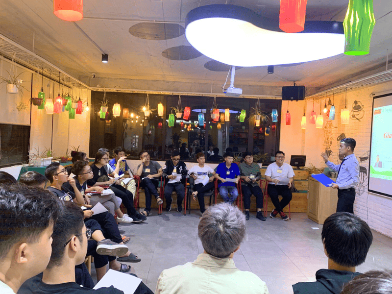 hình thầy giáo đang chia sẻ với các bạn học sinh về các kỹ năng mềm cần có tại lớp học ngoại khóa