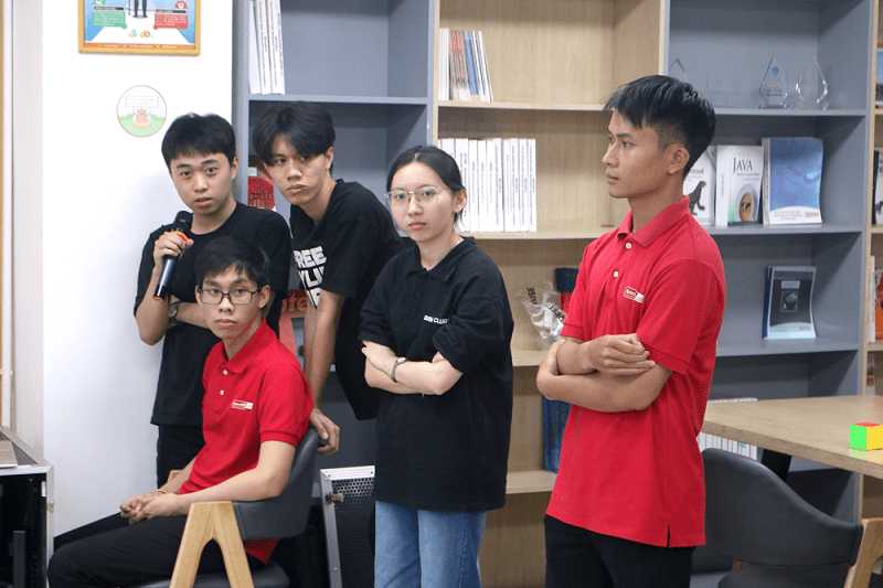 Hình ảnh các bạn đang thuyết trình 