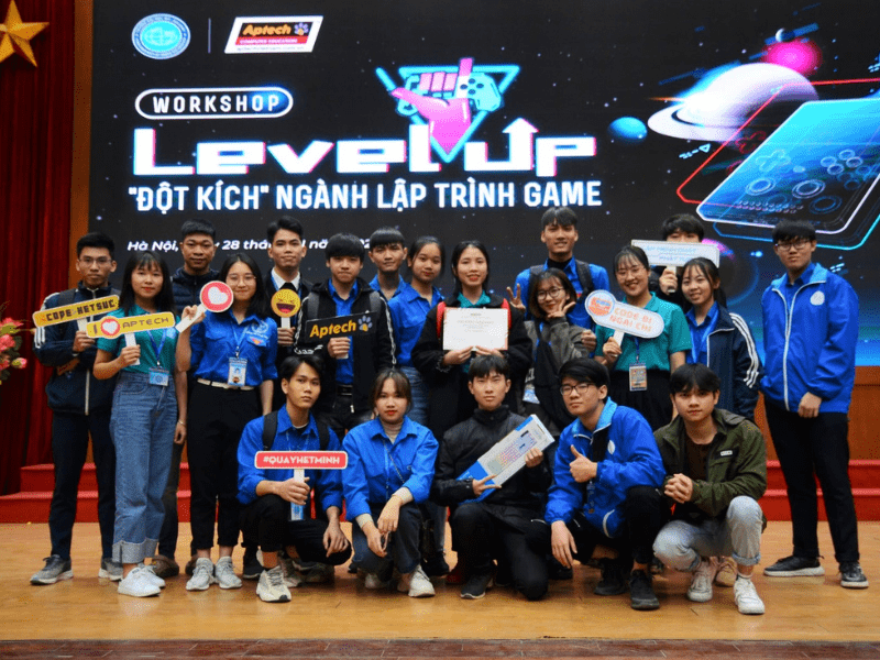 Các bạn sinh viên chụp ảnh sau sự kiện về ngành game