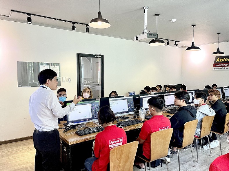 Học viên của Aptech đang học lập trình