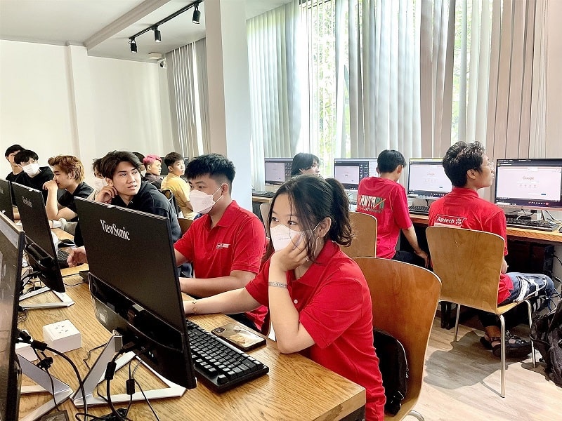 Học viên tại Aptech đang thực hành lập trình web