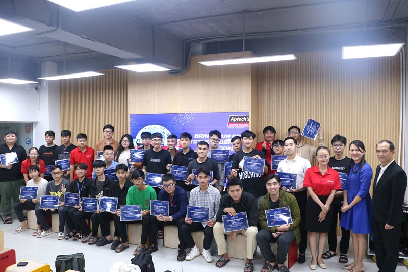 Học viên tham gia hoạt động ngoại khóa tại Aptech