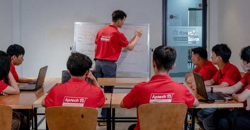Hình ảnh học viên Aptech đang học nhóm
