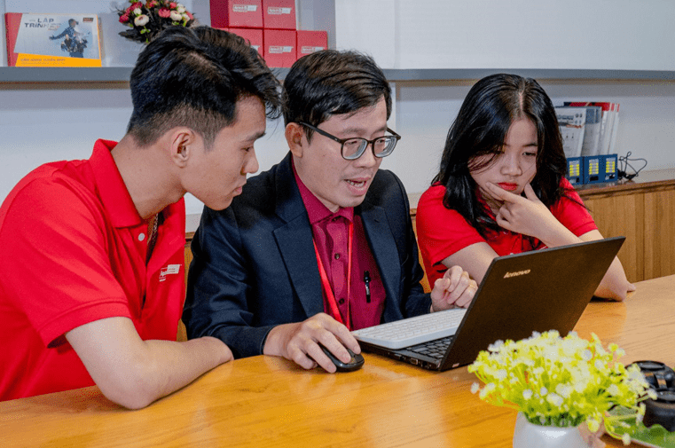 Giảng viên của Aptech đang truyền đạt kinh nghiệm về CNTT cho học viên