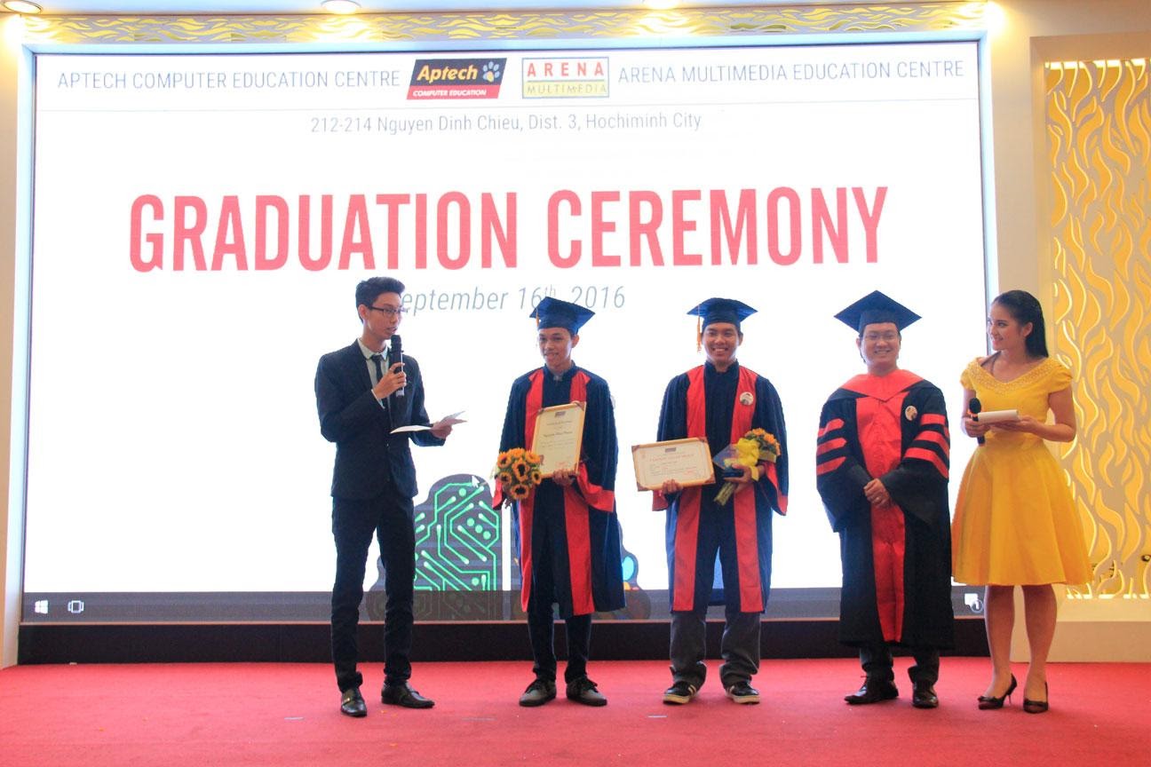 gan-100-sinh-vien-aptech-tim-bat-pokemon-trong-le-tot-nghiep-2016-1