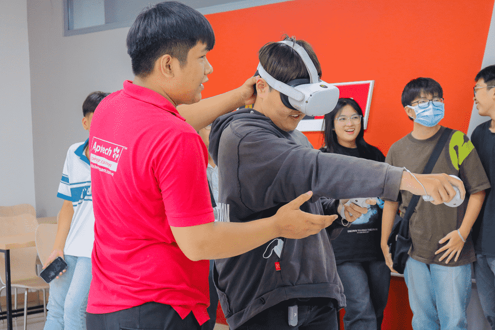 Nhân viên tại Aptech đang tư vấn các hoạt động cho các bạn học viên