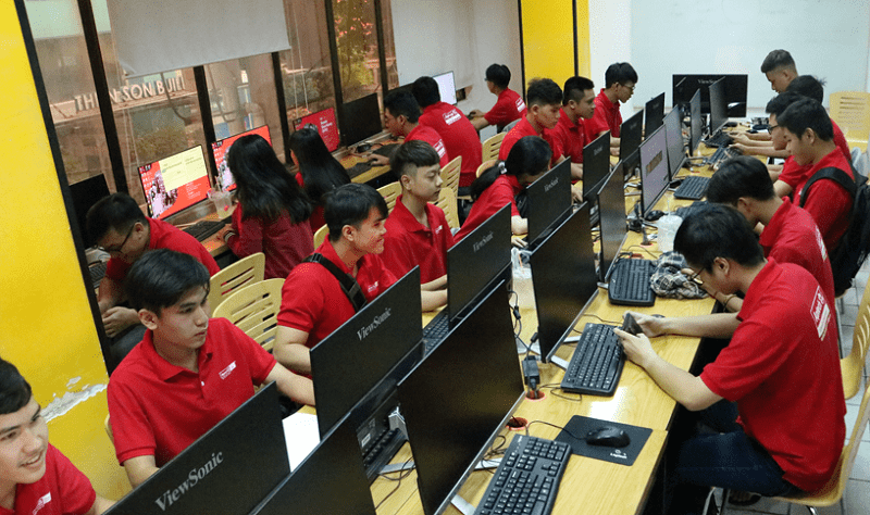 Học viên của Aptech đang học lập trình