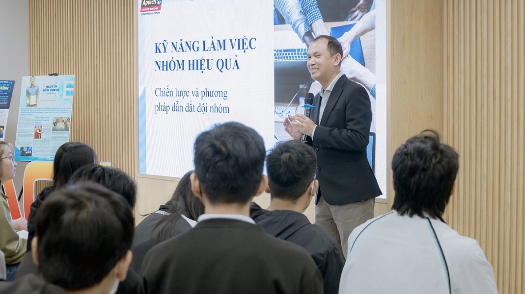 Giảng viên của Aptech đang truyền đạt kinh nghiệm về CNTT cho học viên