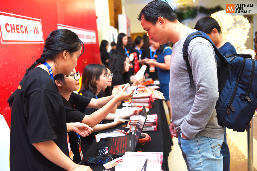 aptech-dong-hanh-va-tham-du-cung-ngay-hoi-vietnam-web-summit-2019-1